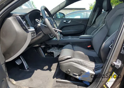 2022 Volvo Xc60 B6 R-Design из США, поврежденный, VIN YV4062RMXN1941583